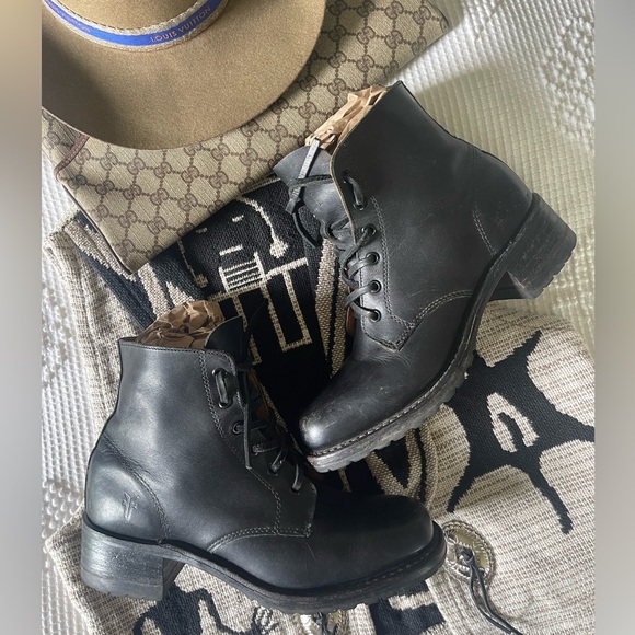 FRYE | Short Lug Lace Up Boots - Picture 2 of 8